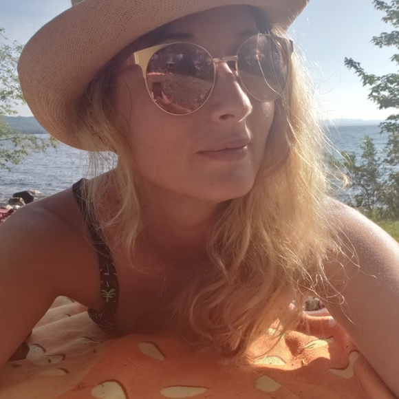 Meet your Posher, Emjay - Picture 1 of 5